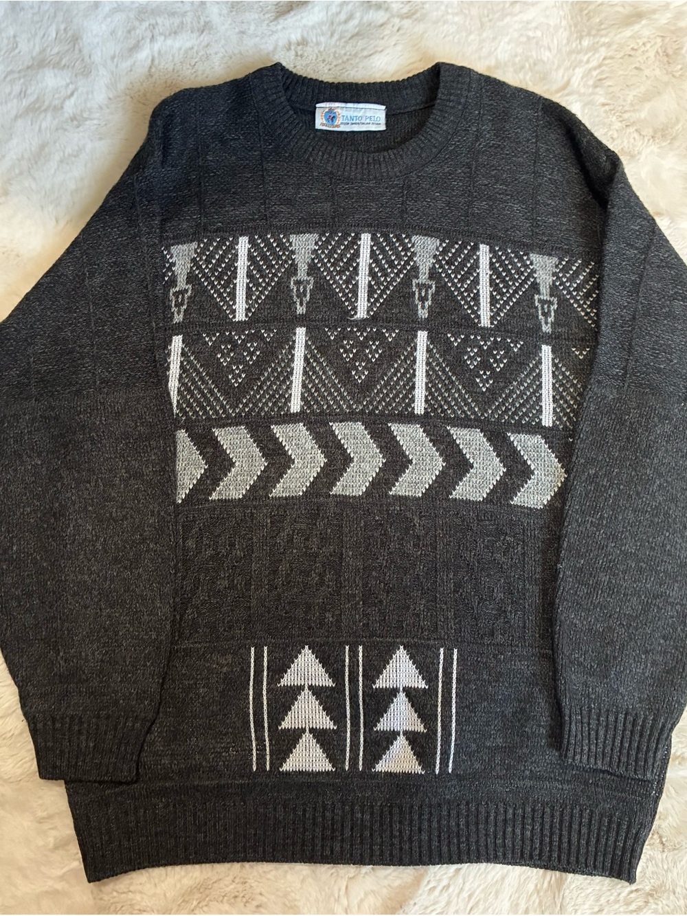 Tanto Pelo Men’s Sweater with Geometric Design